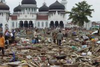 pengertian tsunami menurut para ahli